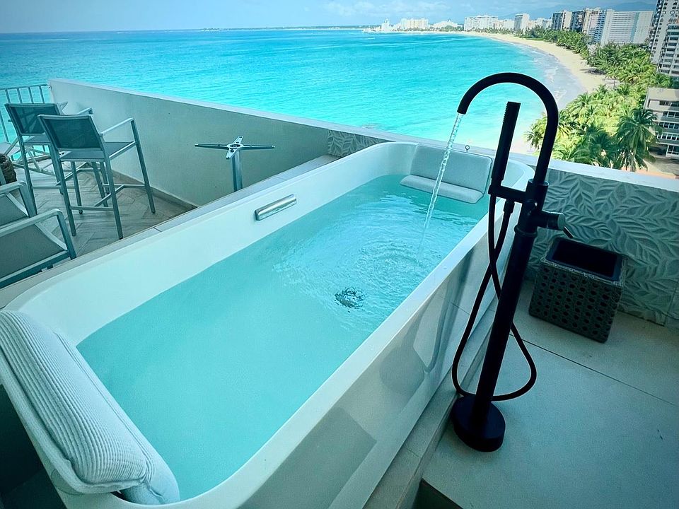 A tub for two with an unbelievable view!