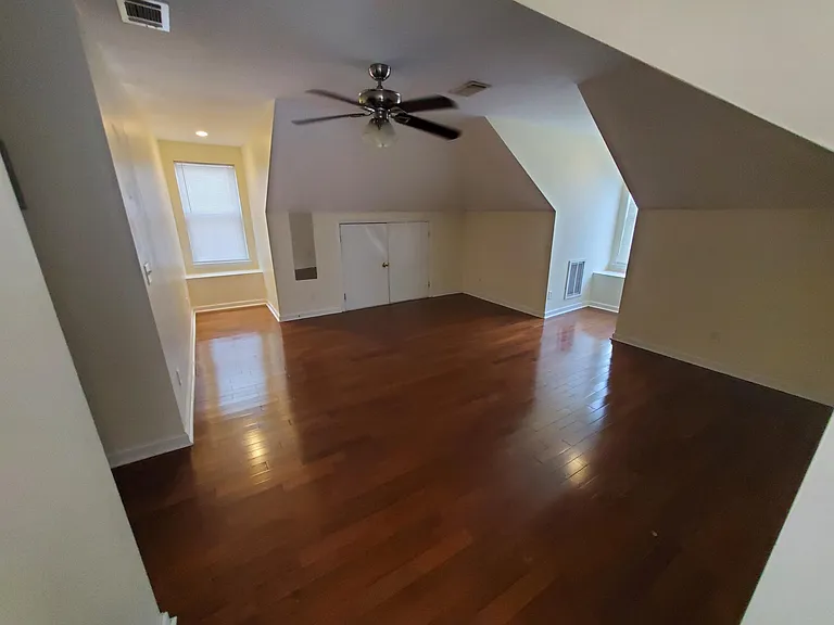 2225 Whitaker St — Photo 2