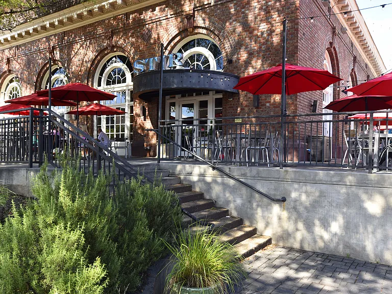 Local shops & restaurants just around the corner!