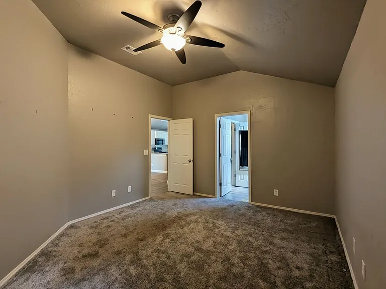 1005 Valley Ct — Photo 7