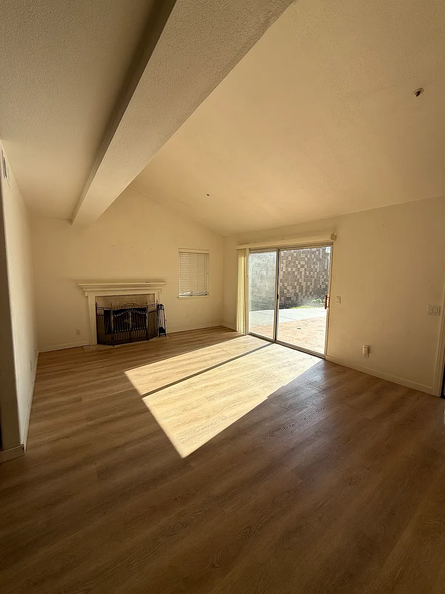 Building Photo - 4264 Carpinteria Ave #5