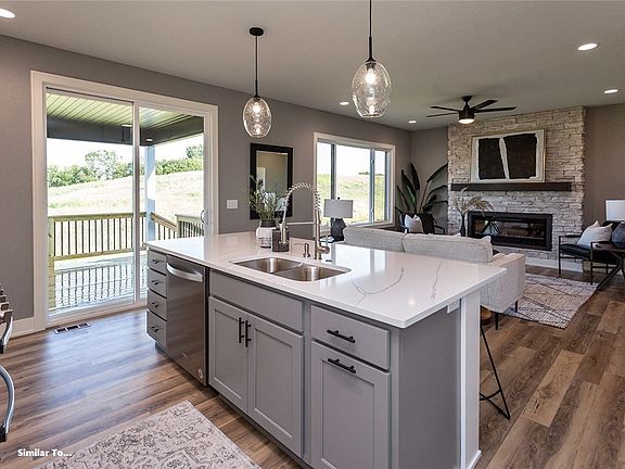 4th image of 707 NE Deerfield Dr