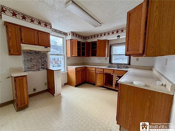 4th image of 3855 Main St