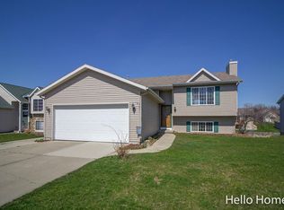 3051 Stonewood St NW, Grand Rapids, MI 49504