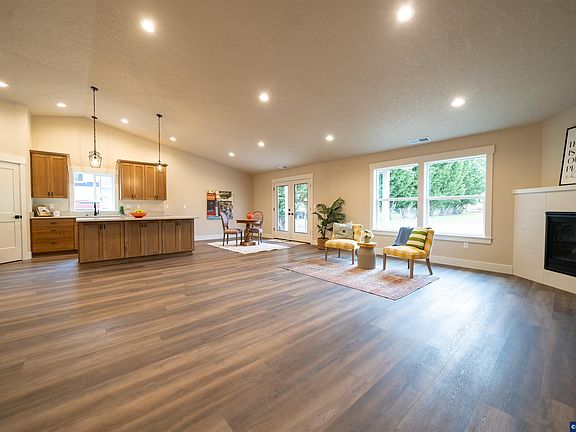 4th image of 950 6th St