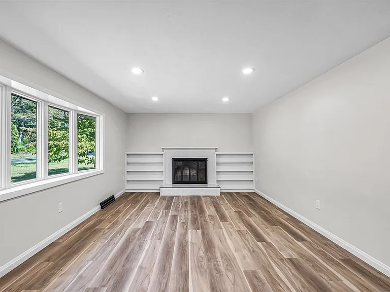 557 Maple Rd #1 — Photo 22