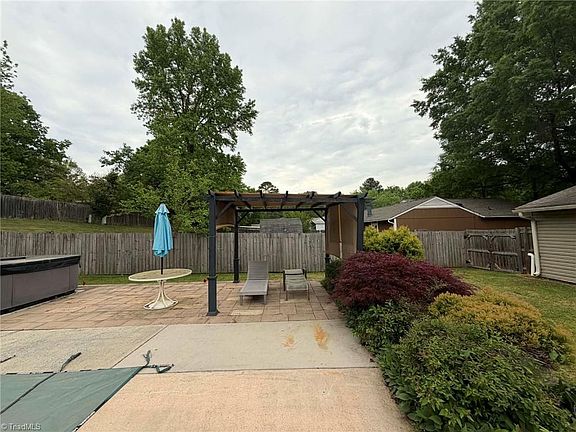 3rd image of 2807 Lamroc Rd