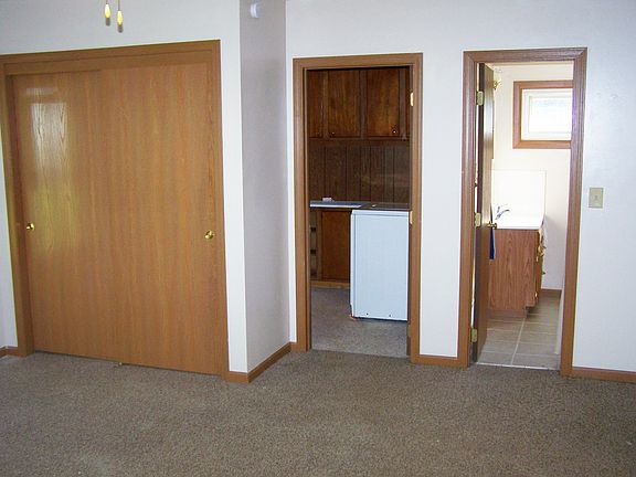 Family room/Laundry & bath 