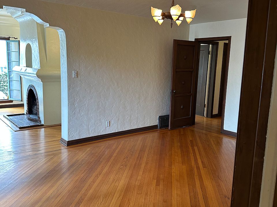 I huge formal dining room with original 1927 chandeliers