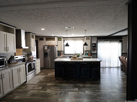 4th image of 902 Cypress St