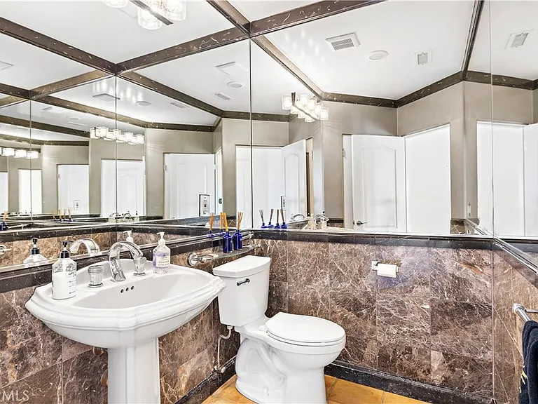 1050 Skyline Dr — Photo 20