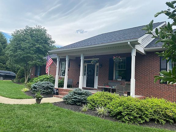 3rd image of 111 Country Meadow Dr