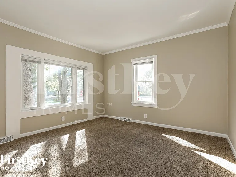 14 E Willow Dr — Photo 3
