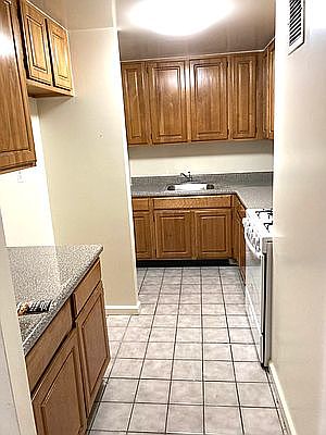 3rd image of 3815 Putnam Ave W #43
