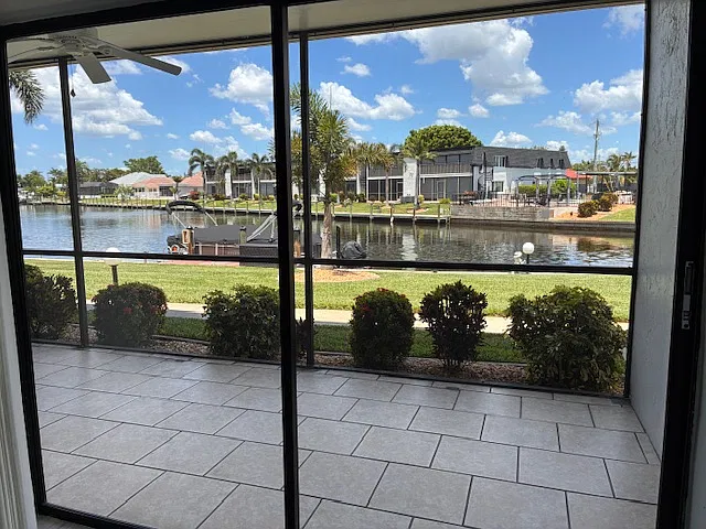 Gorgeous updated unit right on the water! 2/2 Cape Coral — Photo 2