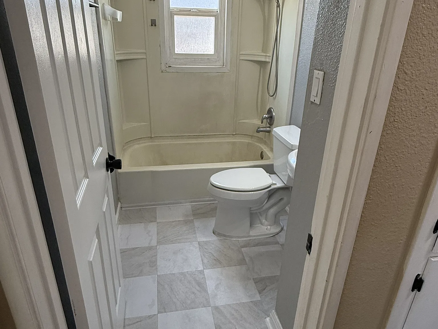 3 bed, 925 sqft, $2,300 — Photo 3