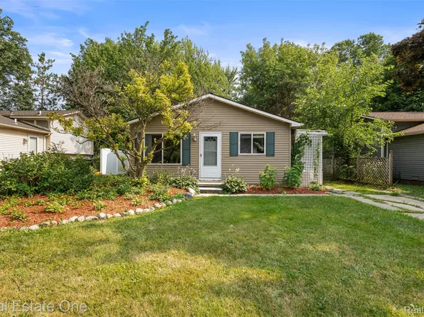 718 Miller Rd, Lake Orion, MI 48362