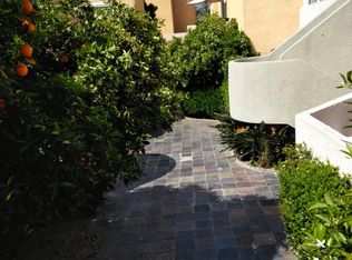 18600 Collins St #2, Tarzana, CA 91356