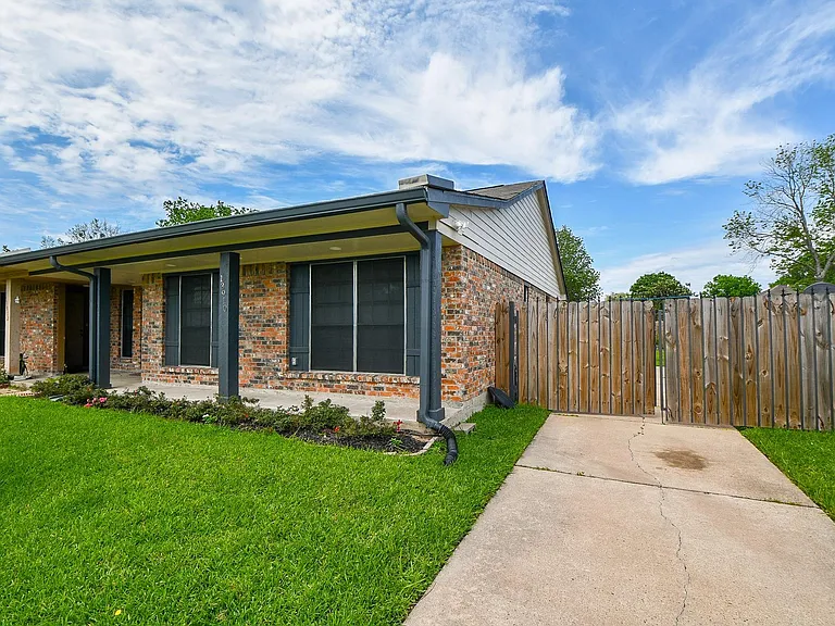 13910 Bonnercrest Dr — Photo 2