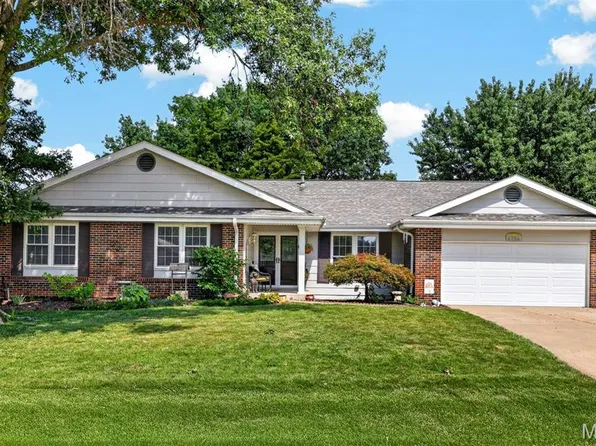 1441 Woodstone Dr, Saint Charles, MO 63304