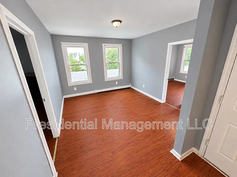 3 bed, 1.0 bath, $1,600 — Photo 2