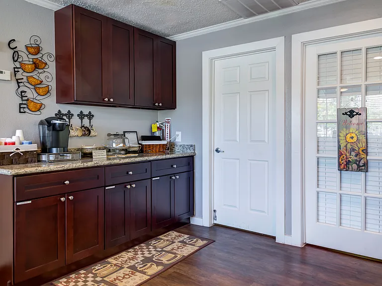 Wilshire Park Apartments — Photo 27