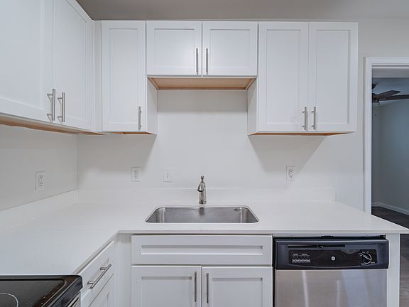 3rd image of 4919 San Jacinto St APT 207