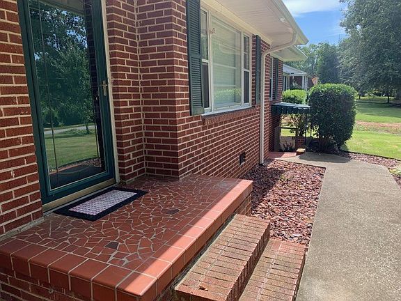 3rd image of 118 Longwood Dr