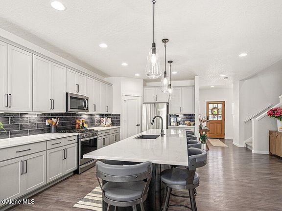 3rd image of 7060 N Roche Dr