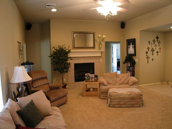 3rd image of 1003 E Lauren Ln