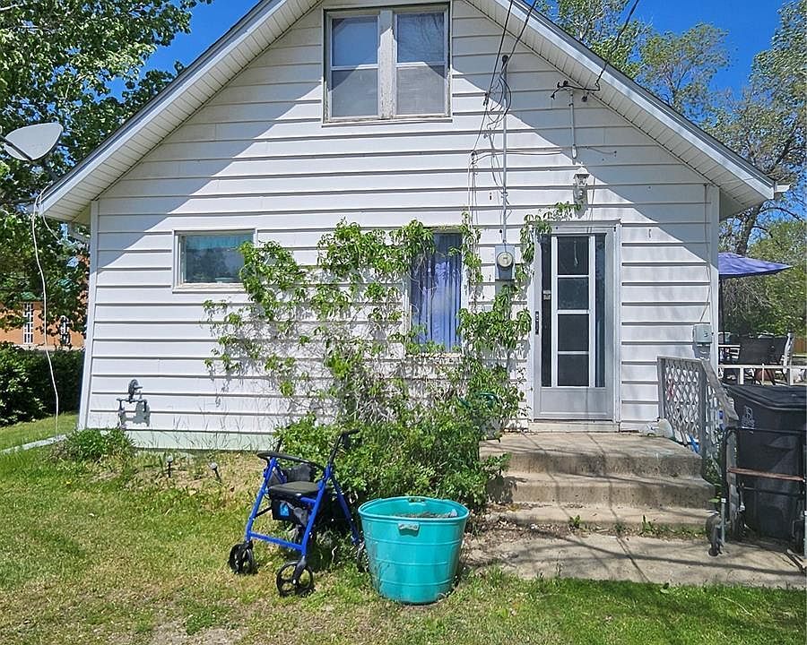 1st image of 402 Saskatchewan Ave