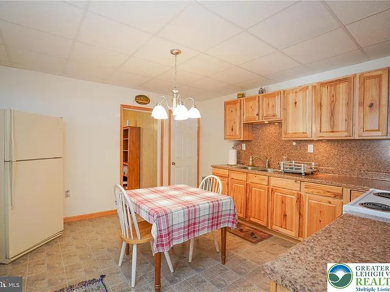 142 E Ridge St — Photo 4