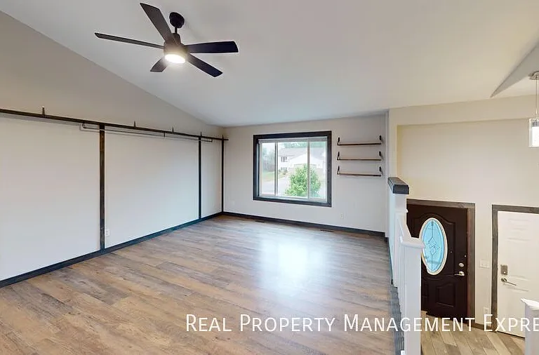 3920 S Stanford Ave — Photo 2