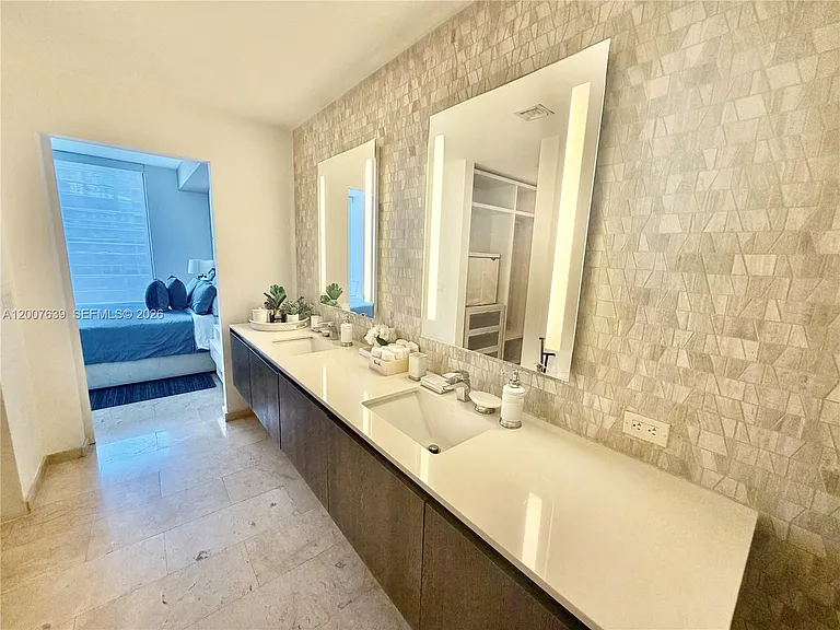 88 SW 7th St #1109 — Photo 36