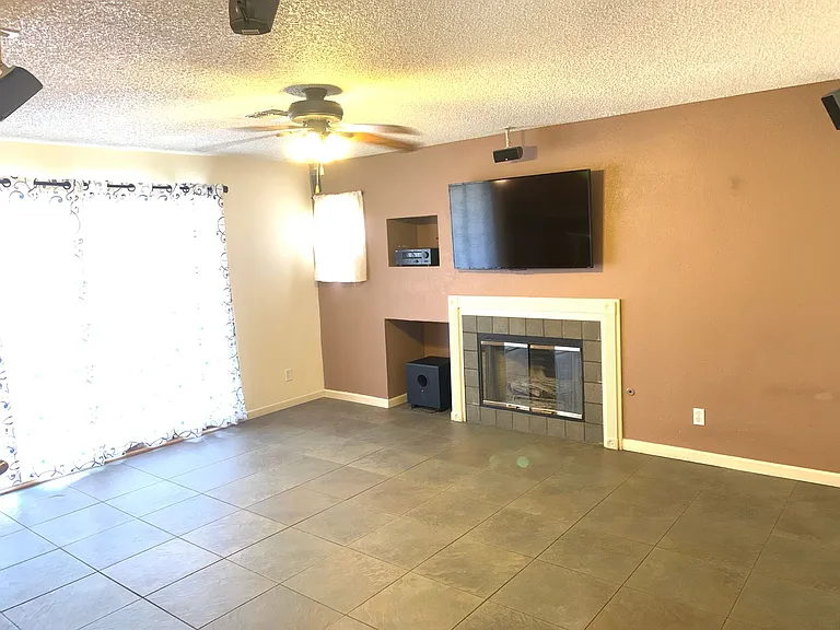 1910 Guinn Dr — Photo 3