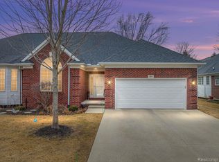 3813 Pointe Dr, Sterling Heights, MI 48314