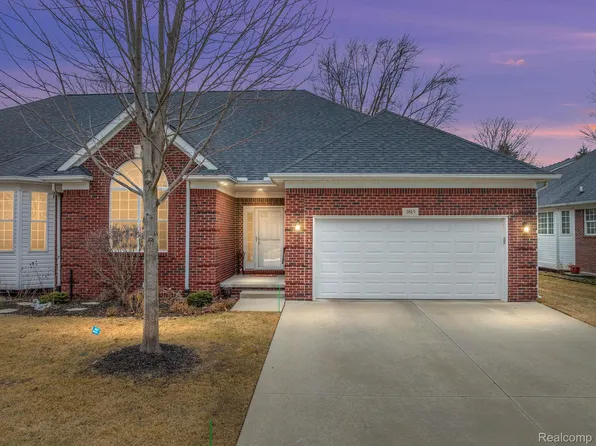 3813 Pointe Dr, Sterling Heights, MI 48314