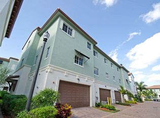 38 NW Hawthorne Pl, Boca Raton, FL 33432