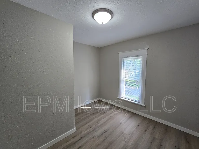 422 Baltimore St — Photo 13