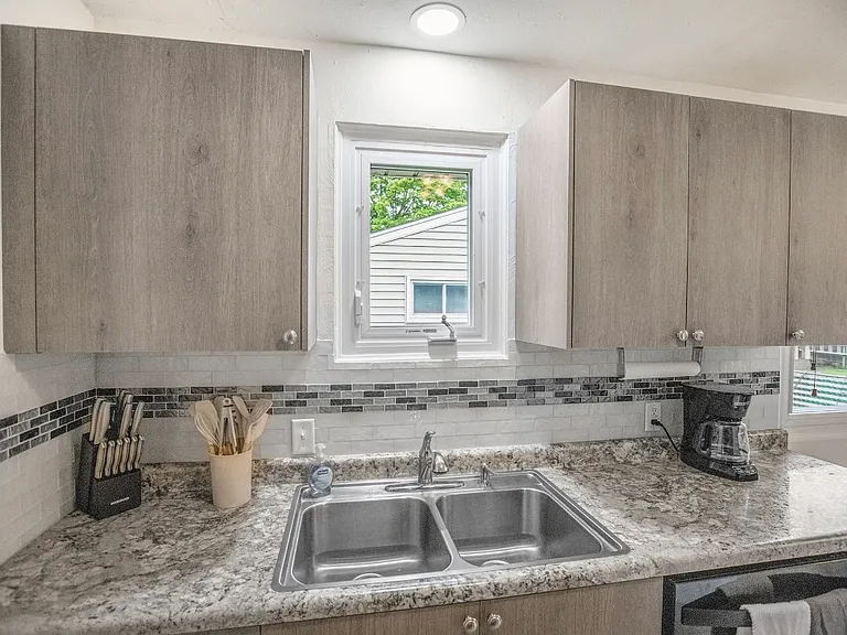 2828 Macarthur Ave — Photo 5