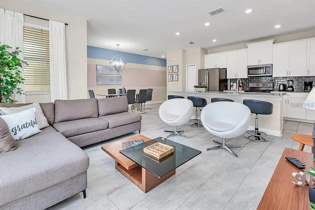 4 bed, 3.0 bath, 1902 sqft, $2,850 — Photo 3