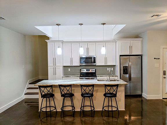 4th image of 305 Highland Oaks Ln