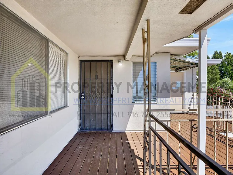 4411 Del Rio Rd #4 — Photo 2