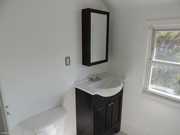 111 Fairmont 2nd Floor new vanity and mirror (6)