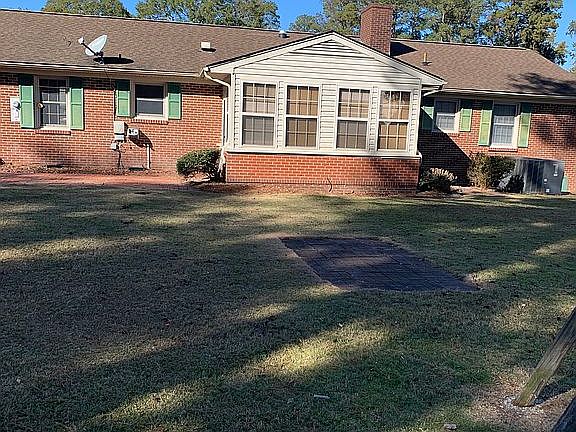 3rd image of 208 Pinewood Dr