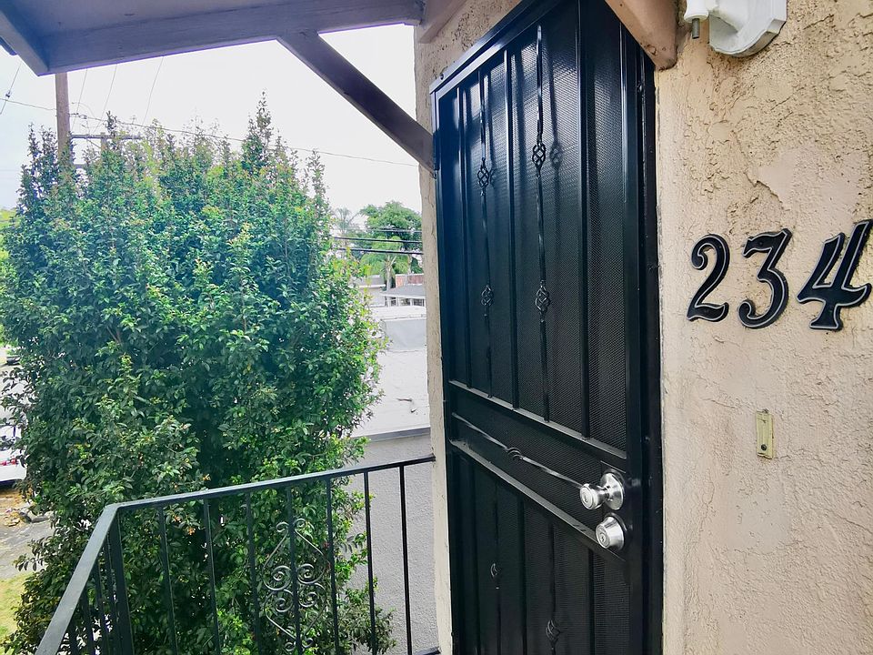 Exterior front door. Unit is Upstairs
