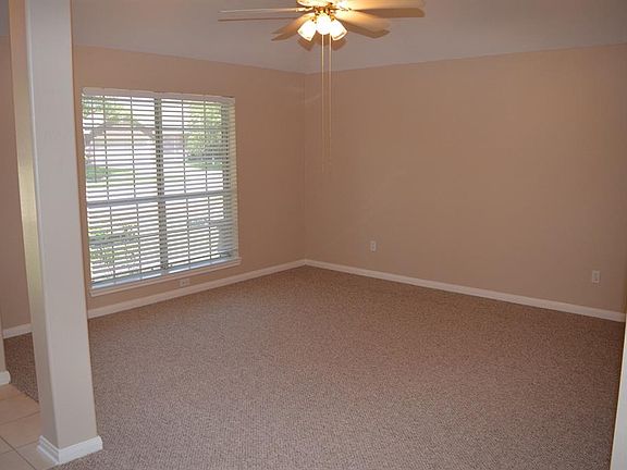 2nd image of 923 E Hampton Dr