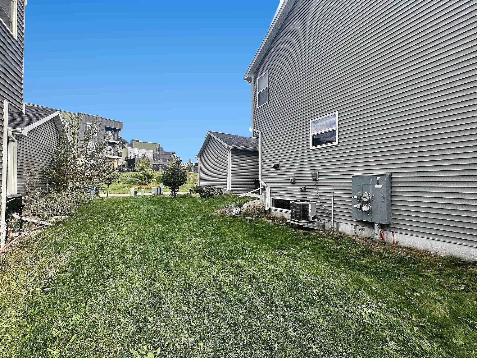 3 bed, 2.5 bath, 1523 sqft, $4,200 — Photo 4