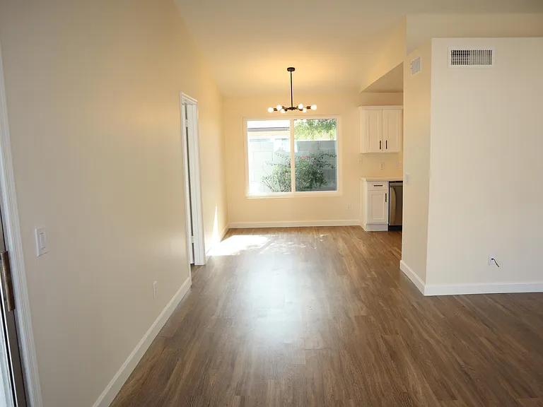 1449 E Kerry Ln — Photo 5