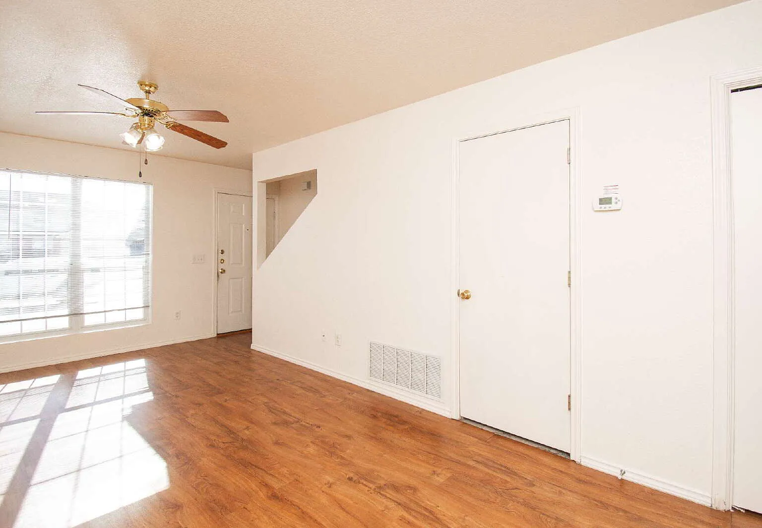 2 bed, 1.5 bath, 973 sqft, $750 — Photo 4